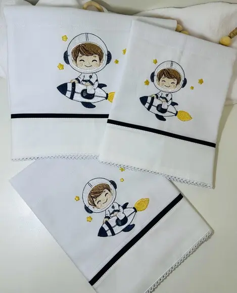 Kit de Fraldas Bordadas Astronauta
