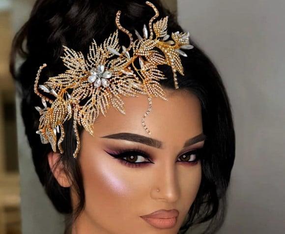 Arranjo de cabeça flores e folhas de strass dourado