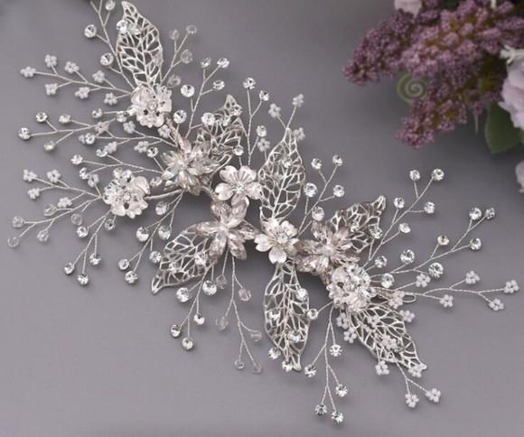Arranjo de cabeça flores e folhas de strass prata