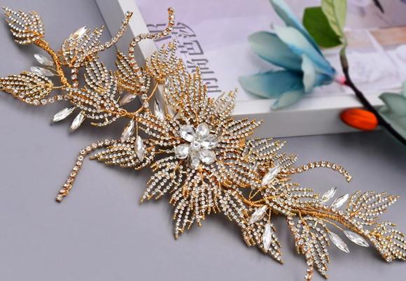 Arranjo de cabeça flores e folhas de strass dourado