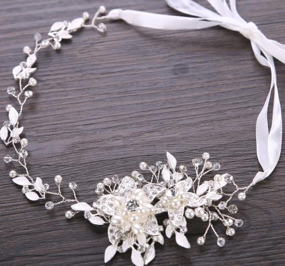 Arranjo de cabelo com flores e pérolas dourado ou prata