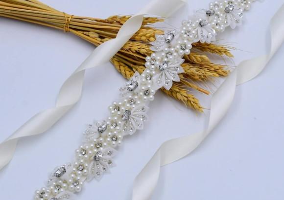Cinto Bordado com pérolas, flores e strass