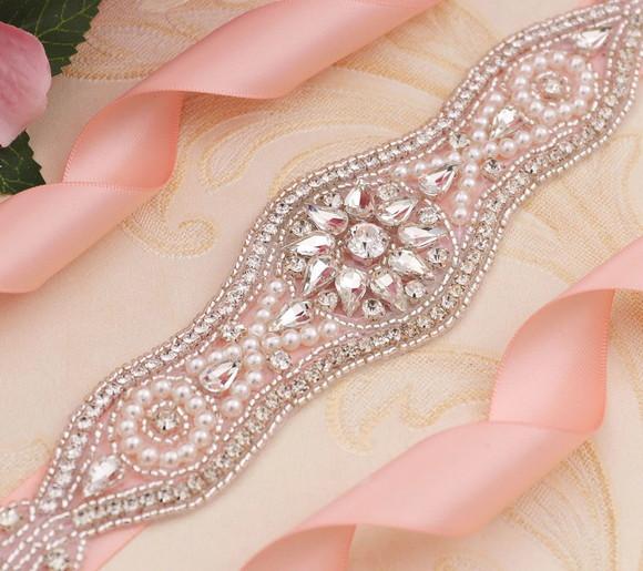 Cinto bordado com pérolas e strass