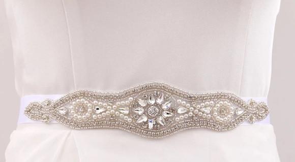 Cinto bordado com pérolas e strass