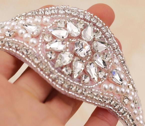 Cinto bordado com pérolas e strass