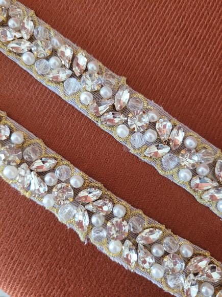Cinto Bordado com Strass e Pérolas Pespontado Dourado
