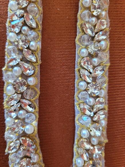 Cinto Bordado com Strass e Pérolas Pespontado Dourado