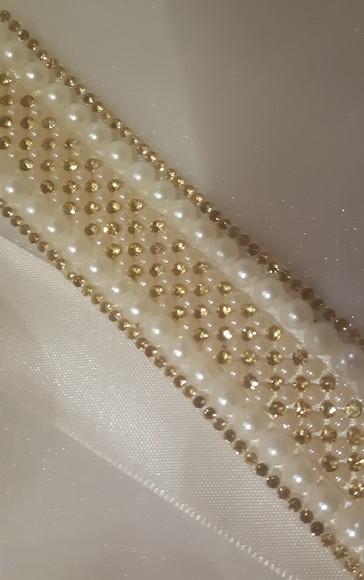 Cinto de Pérolas e Strass Dourado
