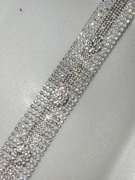 Cinto de strass prata com aplique de flores 3D
