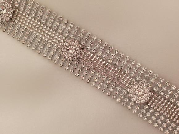 Cinto de strass prata com aplique de flores 3D