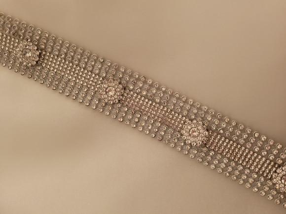 Cinto de strass prata com aplique de flores 3D
