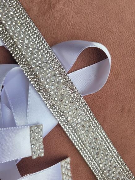 Cinto Delicado de Mini Pérolas e Strass