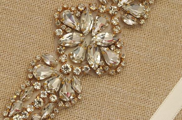 Cinto dourado de strass