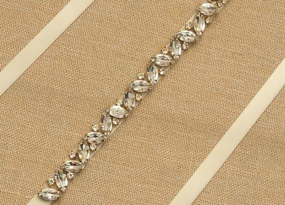 Cinto dourado de strass