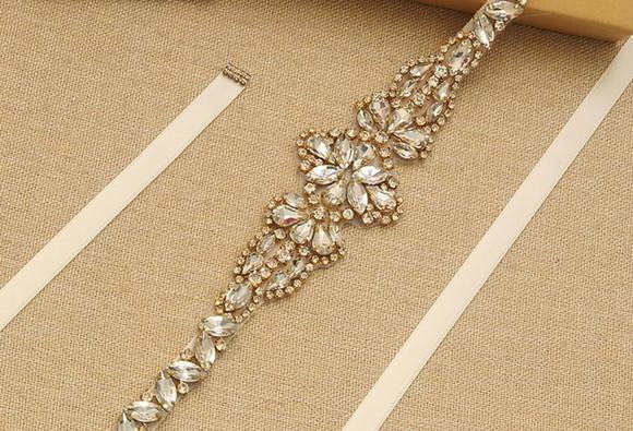 Cinto dourado de strass