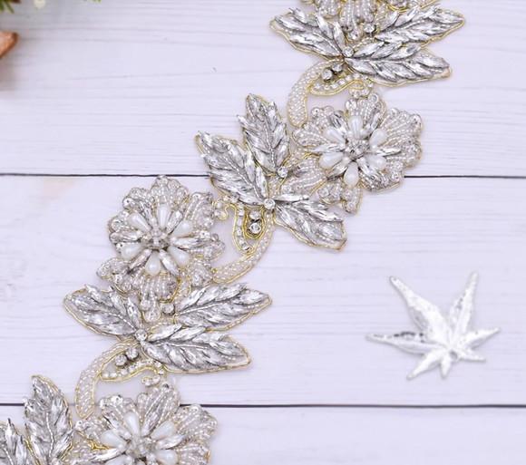 Cinto Flores Bordadas com Pérolas e Strass