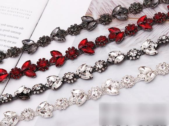 Cinto Flores de Strass Vermelho com Metal Grafite