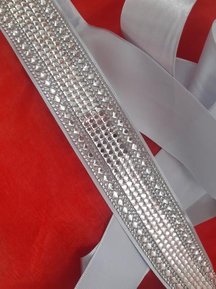 Cinto prateado largo com strass e mini espelhos
