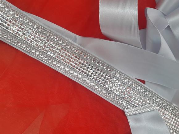 Cinto prateado largo com strass e mini espelhos