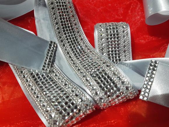 Cinto prateado largo com strass e mini espelhos