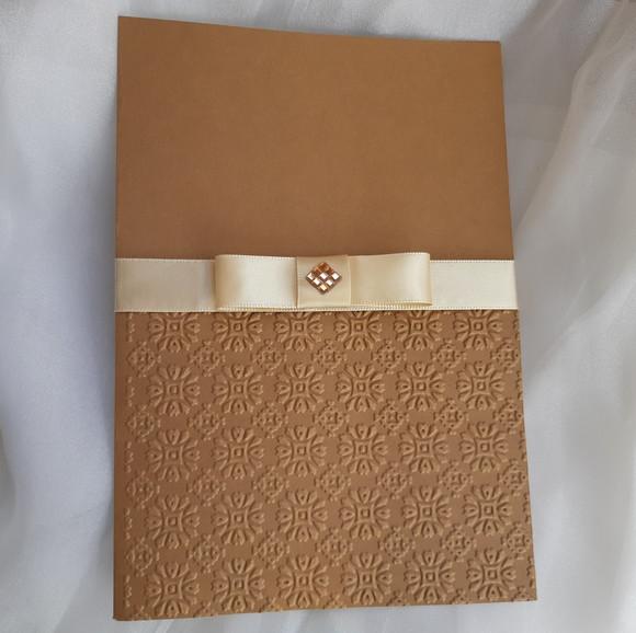 Convite Cor Kraft com Textura e Fita