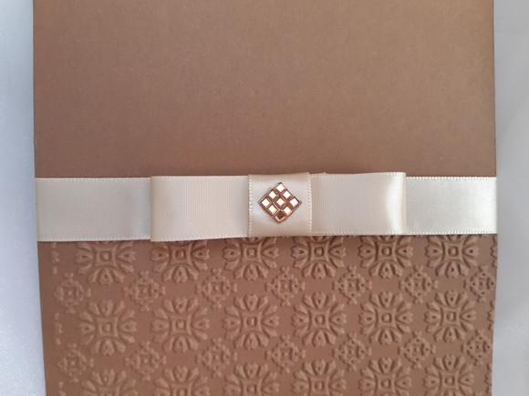 Convite Cor Kraft com Textura e Fita