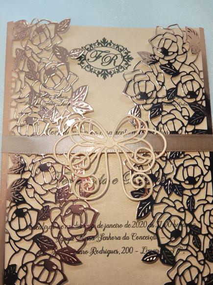 Convite Rosé Gold metalizado modelo folhas