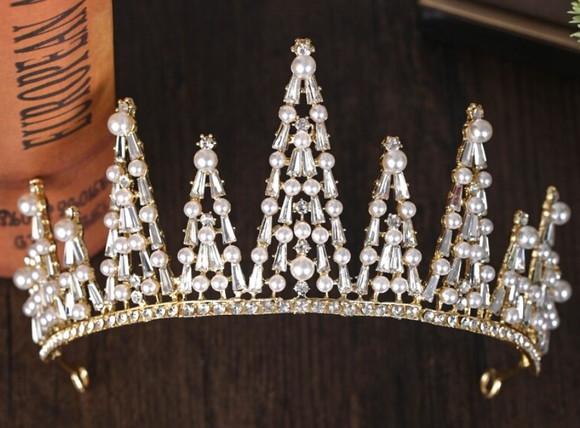 Coroa Tiara com pérolas e strass Dourada