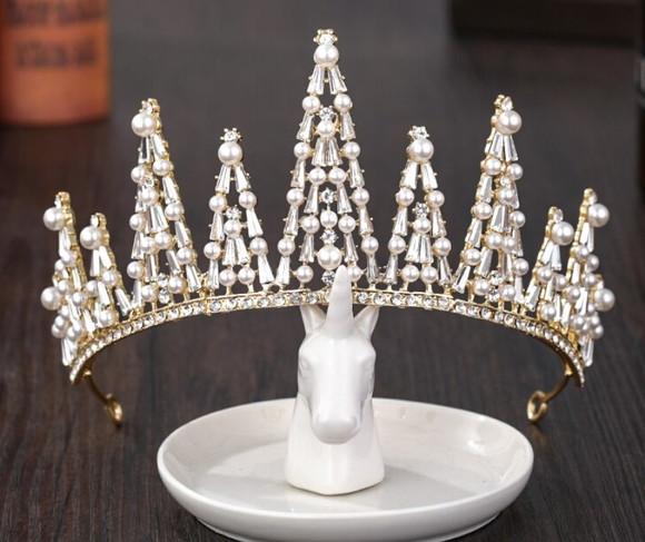 Coroa Tiara com pérolas e strass Dourada