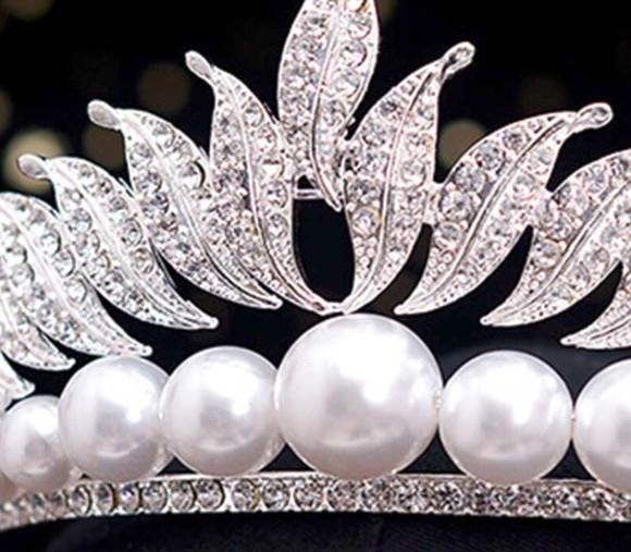 Coroa Tiara com pérolas e strass prata ou dourada
