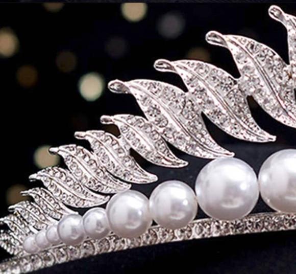 Coroa Tiara com pérolas e strass prata ou dourada