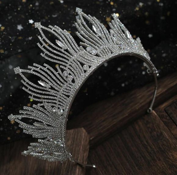 Coroa Tiara prata com fios de strass