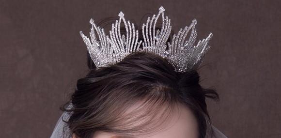 Coroa Tiara prata com fios de strass