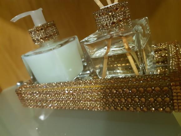 Kit Lavabo com bandeja decorada com strass e espelho