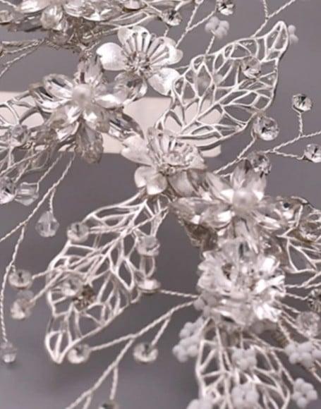 Arranjo de cabeça flores e folhas de strass prata