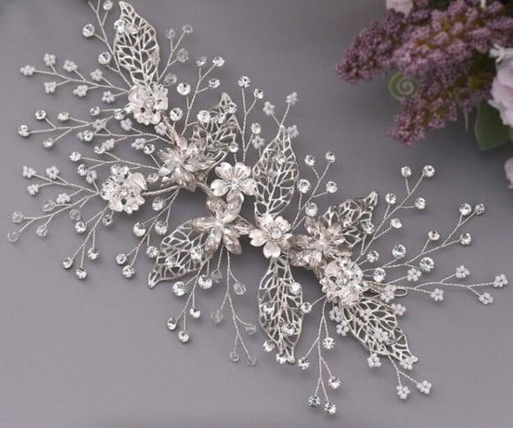 Arranjo de cabeça flores e folhas de strass prata