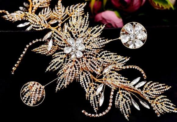 Arranjo de cabeça flores e folhas de strass dourado
