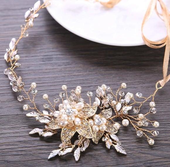 Arranjo de cabelo com flores e pérolas dourado ou prata