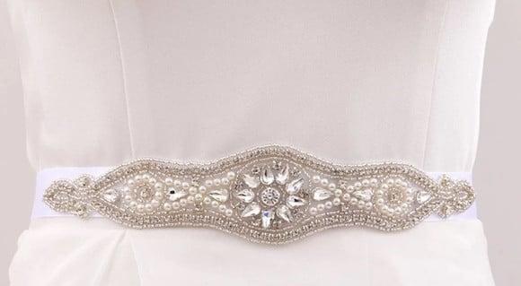 Cinto bordado com pérolas e strass