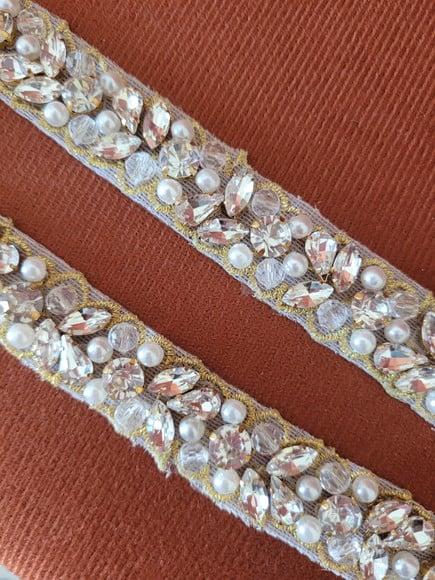 Cinto Bordado com Strass e Pérolas Pespontado Dourado