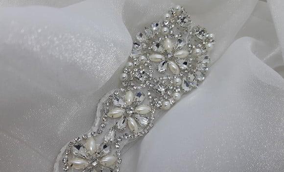 Cinto de Strass e Pérolas Prata Aplique 35 Cm!
