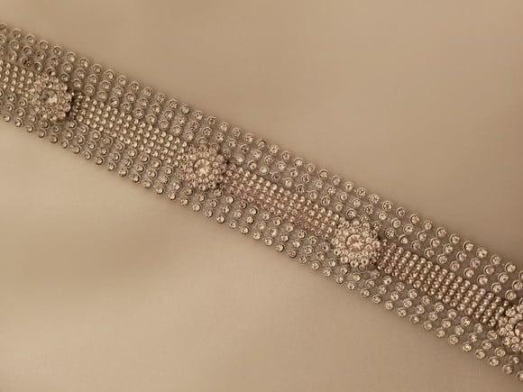 Cinto de strass prata com aplique de flores 3D