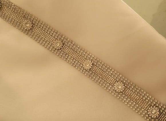 Cinto de strass prata com aplique de flores 3D