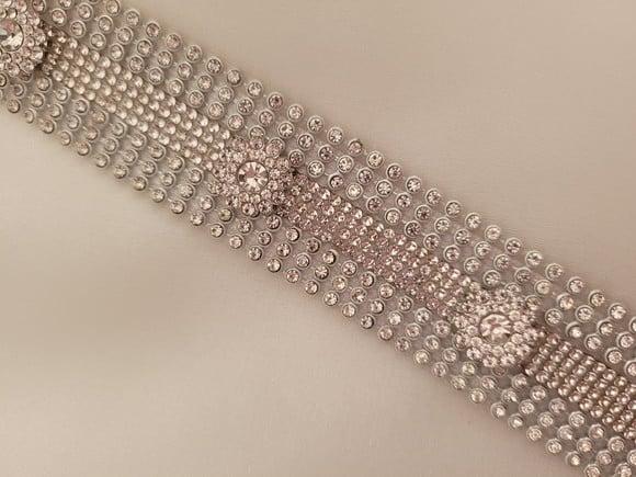 Cinto de strass prata com aplique de flores 3D