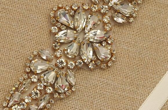 Cinto dourado de strass