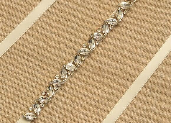 Cinto dourado de strass