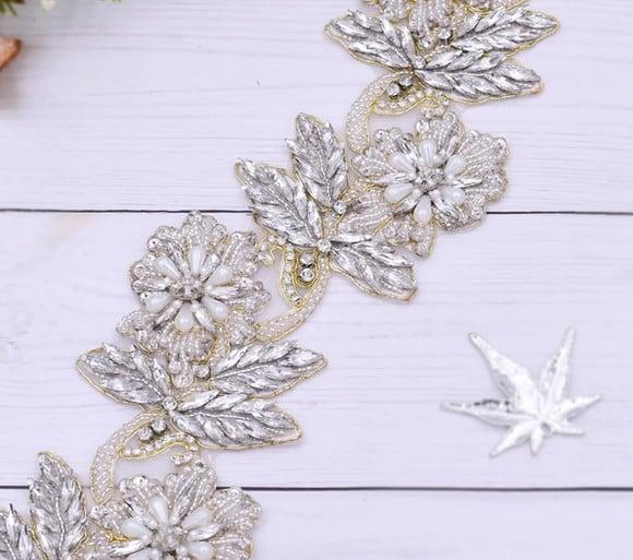 Cinto Flores Bordadas com Pérolas e Strass