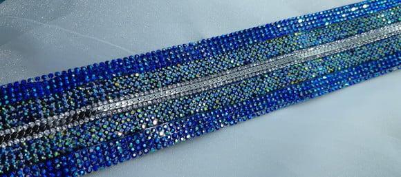 Cinto largo com strass azul furta cor e detalhe prata