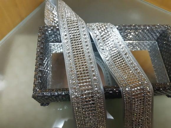 Cinto prateado largo com strass e mini espelhos