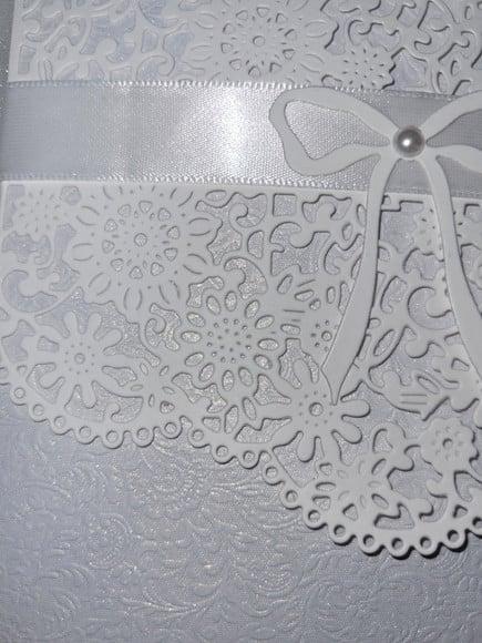 Convite Branco Perolado com Renda Incluindo Impressão